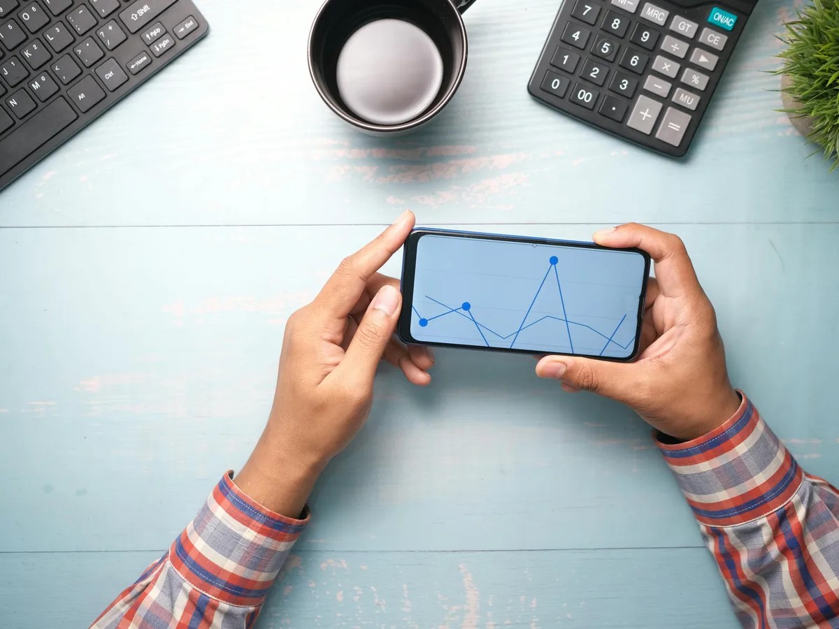 Cash and wallet representing a Lenme peer-to-peer loan